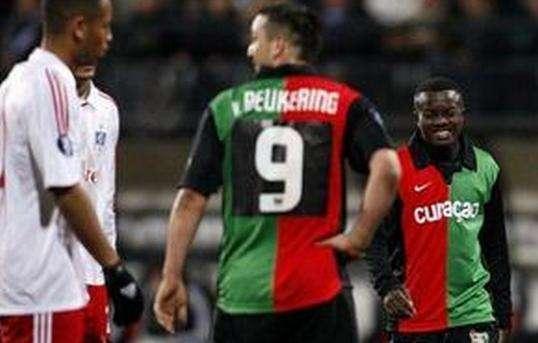 基恩曾因记者手机没有静音而发火，但录节目时他的手机也响了